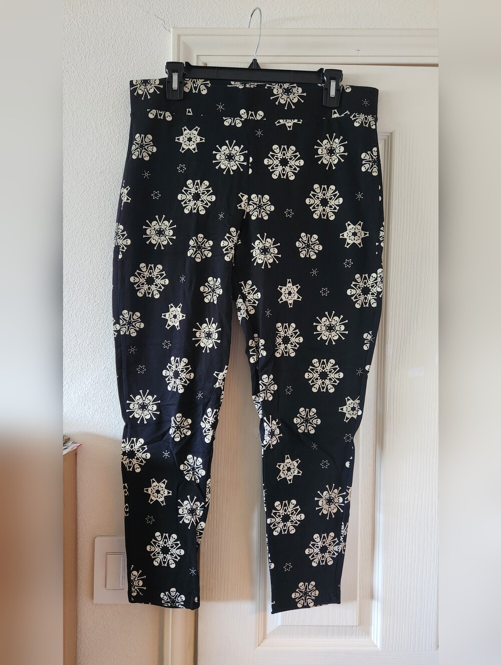 Torrid NWOT Black/White Premium Full Length Skull Snowflake Leggings Size 2